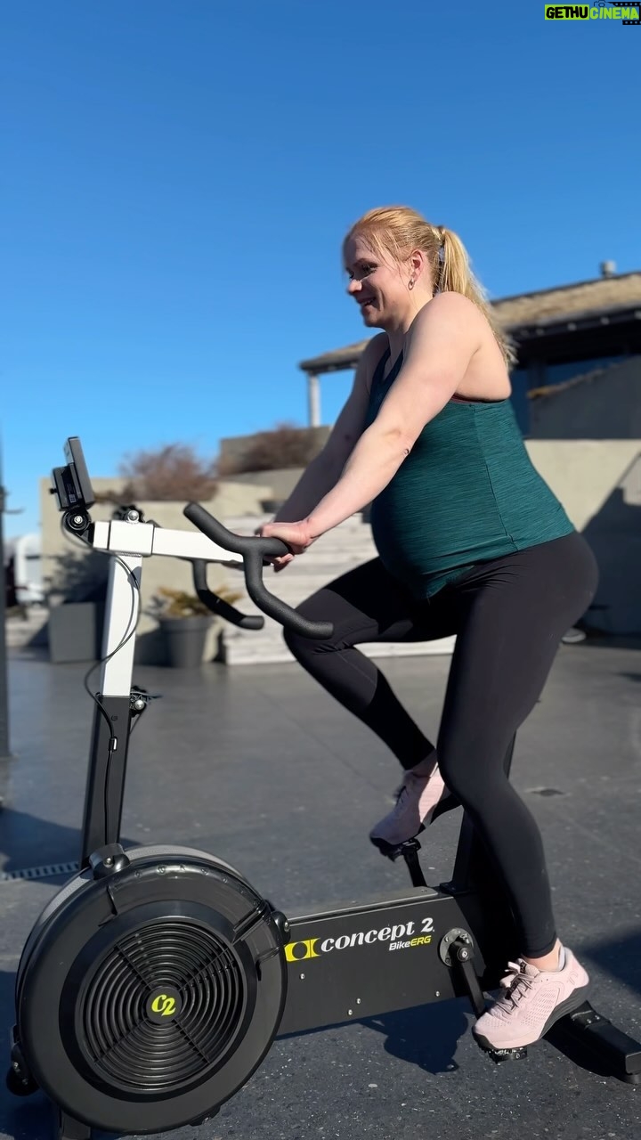 Anníe Mist Þórisdóttir Instagram - Last few weeks and grateful every day I feel good and can move ! Doesn’t hurt when it’s with good view and sunshine!! My bike workout 3 rounds 4x1km C2 bike with 30 sec rest between repeats 2min rest between rounds Please comment with your favorite bike workout 🙏🤝 since there will be more and more biking for the next couple of weeks and I would LOVE some ideas #biking #grateful #mom #pregnant #37weeks #crossfit #iceland #tyrathlete