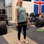 Anníe Mist Þórisdóttir Instagram - Another day of Pulling!!! 140kg on the bar, my hip has been sooo much better lately and feeling like I can actually use my strength again 🤝🫶 What is your big set of DL in training many reps? #setsof10 #deadlift #deadliftsoversquats #strength #mom #crossfit @tyrsport