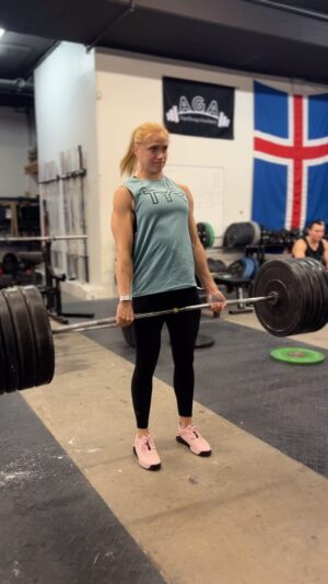 Anníe Mist Þórisdóttir Instagram - Another day of Pulling!!! 140kg on the bar, my hip has been sooo much better lately and feeling like I can actually use my strength again 🤝🫶

What is your big set of DL in training many reps? 

#setsof10 #deadlift #deadliftsoversquats #strength #mom #crossfit @tyrsport