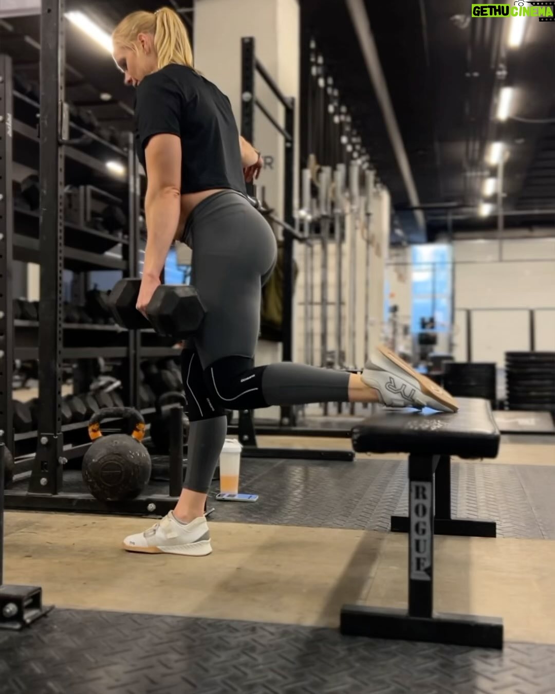 Anníe Mist Þórisdóttir Instagram - You can’t technically call this a SUPERSET, but I’ll do it anyways! 8 - 12/side Off-set Bulgarian split squat 8 - 12/side Band single arm pulldown 30-seconds/side DB Off-set carry (front rack overhead) 8 - 12/side Archer ring push up Adding a little extra accessory after class is a FANTASTIC way to feel even more complied and the fastest way to 🍑 Btw, am I the only one who instantly feel at least 10% fitter when putting on a pair of good looking leggings? @tyrsport @thetrainingplan @tyrsport