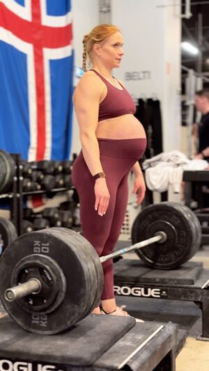 Anníe Mist Þórisdóttir Instagram - Only one month to go now 👊DL from blocks from today - stopped at 135kg cause it just felt like enough for today. 

Looking big, feeling just what it looks like…. However it’s not about what the scale says, I’m actually gaining less weight than I did the first time around and most likely that’s also due to loosing a little bit more muscle.  Throughout I have had to adjust my training as well as my nutrition but having the knowledge from last time and @rpstrength by my side knowing I’m fueling enough to grow and maintain strength is the most important. #Knowledgeispower 

More loose in my diet than in season for sure!! But most meals are more or less the same and keeping them bigger in the morning and lunch making sure I’m not crashing at any point during the day 🤝

#grateful #strong #mom #rpathlete #crossfit @rpstrength