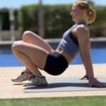 Anníe Mist Þórisdóttir Instagram - Some of my favorite go to stretches and flows 🤝 Rest day today meant 🔸50min zone 2 (usually do anywhere from 45-90min) where I biked and did some jump rope 🔸 into 20min of active movement stretches 🔸 into cooling down in the pool 😅 #activerecovery #moving #mobility #enjoylife #training #crossfit #tyrathlete
