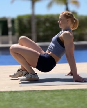 Anníe Mist Þórisdóttir Instagram - Some of my favorite go to stretches and flows 🤝

Rest day today meant 

🔸50min zone 2 (usually do anywhere from 45-90min) where I biked and did some jump rope 

🔸 into 20min of active movement stretches 

🔸 into cooling down in the pool 😅

#activerecovery #moving #mobility #enjoylife #training #crossfit #tyrathlete