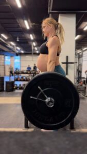 Anníe Mist Þórisdóttir Instagram - Don’t mind me, just trying to pick things up and put them down 🙋‍♀️ Feeling good, feeling strong but I do like going from blocks now when going heavier so I won’t compromise any position 🤝 Sets of 4 building up to 140kg today #27weekspregnant #grateful #training #preggo #mom #strong #crossfit #deadlift #tyrathlete