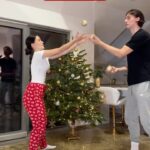 Anna Šulcová Instagram - Vymyslel jsem Aničce do vlogu zajímavou vánoční výzvu, tak se běžte mrknout na nepovedený pokus k Aničce na YouTube 🤷‍♂️😂. Jsem zvědavý, jestli to někdo z vás zvládne. Budu se těšit na videa a prosím označujte mě a pozvěte do videa mamku, aby u toho byla, až budou lítat střepy🤝😂🎁