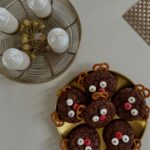 Anna Šulcová Instagram - ULOŽ A VYZKOUŠEJ!👩🏻‍🍳 Tenhle recept na cute vánoční cookies je super easy a rychlý✨🍪 Viděla jsem ho na pinterestu, tak jsem musila zkusit!🎄V novém vlogmasu je to detailněji🤫 RECEPT: - 100 gramů hořké čokolády - 55 gramů másla - rozehřát - 1 vajíčko - 100 gramů třtinového cukru - trochu soli - rozmixovat - přidat čokoládu s máslem - pořádně zamíchat - přidat do vzniklé směsi: - 75gramů mouky - 10gramů kakaa - 1/2 lžičky kypřícího prášku - zamixovat - dát do trouby na 180 stupňů na 13 min - nalepit preclíky - nalepit lentilky ♥️