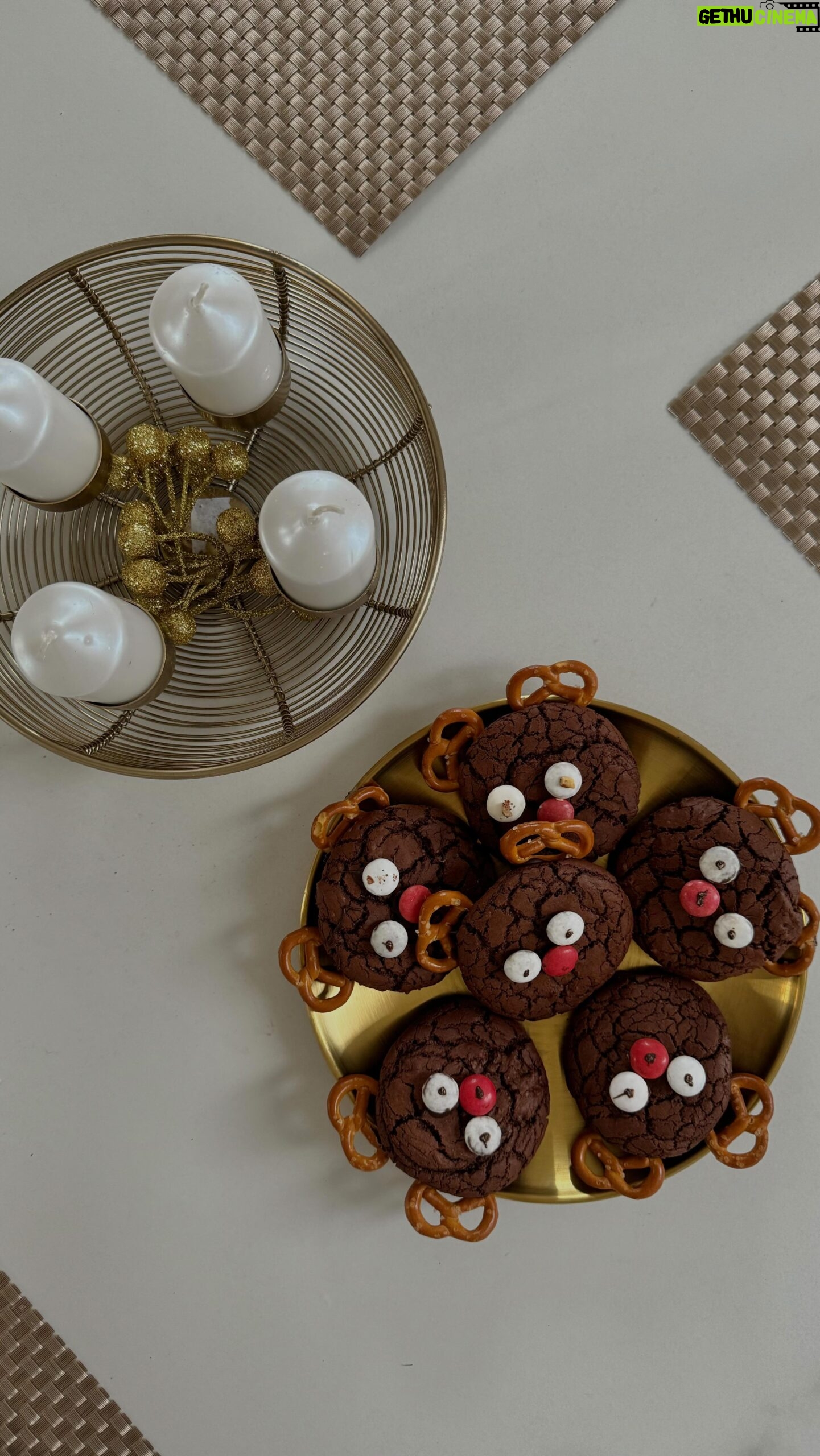 Anna Šulcová Instagram - ULOŽ A VYZKOUŠEJ!👩🏻🍳 Tenhle recept na cute vánoční cookies je super easy a rychlý✨🍪 Viděla jsem ho na pinterestu, tak jsem musila zkusit!🎄V novém vlogmasu je to detailněji🤫 RECEPT: - 100 gramů hořké čokolády - 55 gramů másla - rozehřát - 1 vajíčko - 100 gramů třtinového cukru - trochu soli - rozmixovat - přidat čokoládu s máslem - pořádně zamíchat - přidat do vzniklé směsi: - 75gramů mouky - 10gramů kakaa - 1/2 lžičky kypřícího prášku - zamixovat - dát do trouby na 180 stupňů na 13 min - nalepit preclíky - nalepit lentilky ♥️