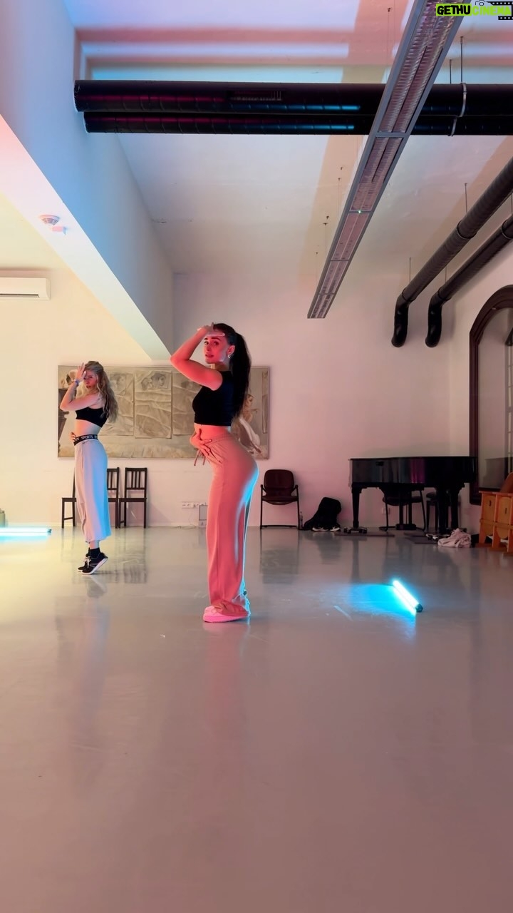 Anna Šulcová Instagram - Tak po delší době zase na úžasné lekci! Song: Mona Lisa 🌹 by @sofianmedjmedj ♥️ Choreo: @terrykvas 😘