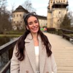 Anna Šulcová Instagram - Máme to tu krásný 🇨🇿 Zámek Blatná, který je cca hoďku a čtvrt od Prahy je must visit místem! Vstup do areálu parku stojí 50Kč, můžete tam potkat spoustu daňků a třeba je i nakrmit, pokud chtějí! Mají rádi mrkve a jablíčka! 🥕🍎 Byl to moc hezký výlet! Jen už by se mohlo trochu oteplit! Odpočítávám dny a hodiny do léta ☀️ PS: Tenhle výlet byl součástí mého narozeninového dárku a už zítra vyjde vlog z mých narozenin na mém youtube😚