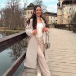 Anna Šulcová Instagram - Máme to tu krásný 🇨🇿 Zámek Blatná, který je cca hoďku a čtvrt od Prahy je must visit místem! Vstup do areálu parku stojí 50Kč, můžete tam potkat spoustu daňků a třeba je i nakrmit, pokud chtějí! Mají rádi mrkve a jablíčka! 🥕🍎 Byl to moc hezký výlet! Jen už by se mohlo trochu oteplit! Odpočítávám dny a hodiny do léta ☀️ PS: Tenhle výlet byl součástí mého narozeninového dárku a už zítra vyjde vlog z mých narozenin na mém youtube😚
