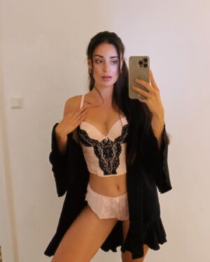 Anna Šulcová Instagram - ✨💍🌙🪞 cozy autumn vibe w/ my favourite @tezenisofficial pieces 

#spoluprace