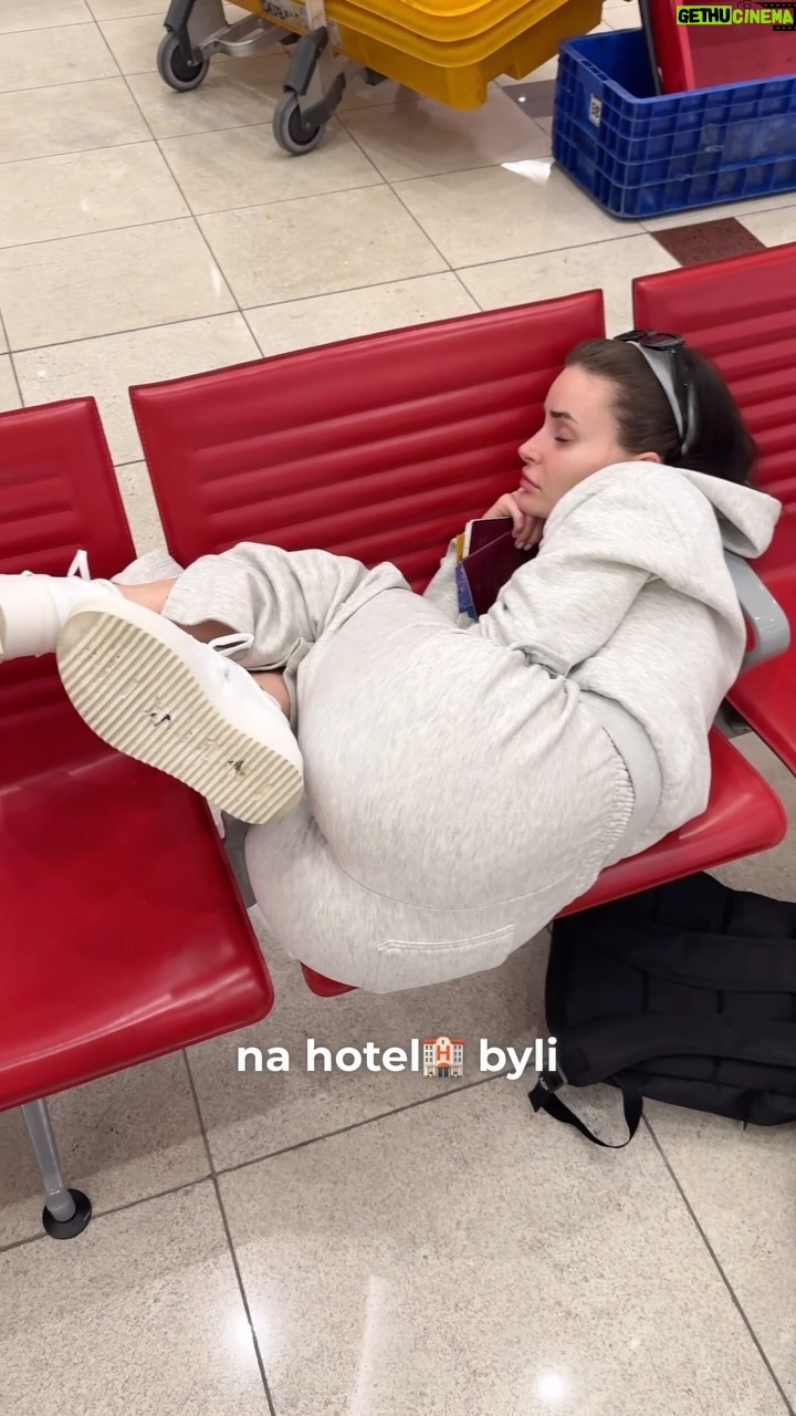 Anna Šulcová Instagram - Náš let do Dubaaaaje🇦🇪 Věděli jste, že v většině letadel neexistuje řada 13? A komu fandíte v Survivoru? Let me knooow😘