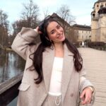 Anna Šulcová Instagram - Máme to tu krásný 🇨🇿 Zámek Blatná, který je cca hoďku a čtvrt od Prahy je must visit místem! Vstup do areálu parku stojí 50Kč, můžete tam potkat spoustu daňků a třeba je i nakrmit, pokud chtějí! Mají rádi mrkve a jablíčka! 🥕🍎 Byl to moc hezký výlet! Jen už by se mohlo trochu oteplit! Odpočítávám dny a hodiny do léta ☀️ PS: Tenhle výlet byl součástí mého narozeninového dárku a už zítra vyjde vlog z mých narozenin na mém youtube😚
