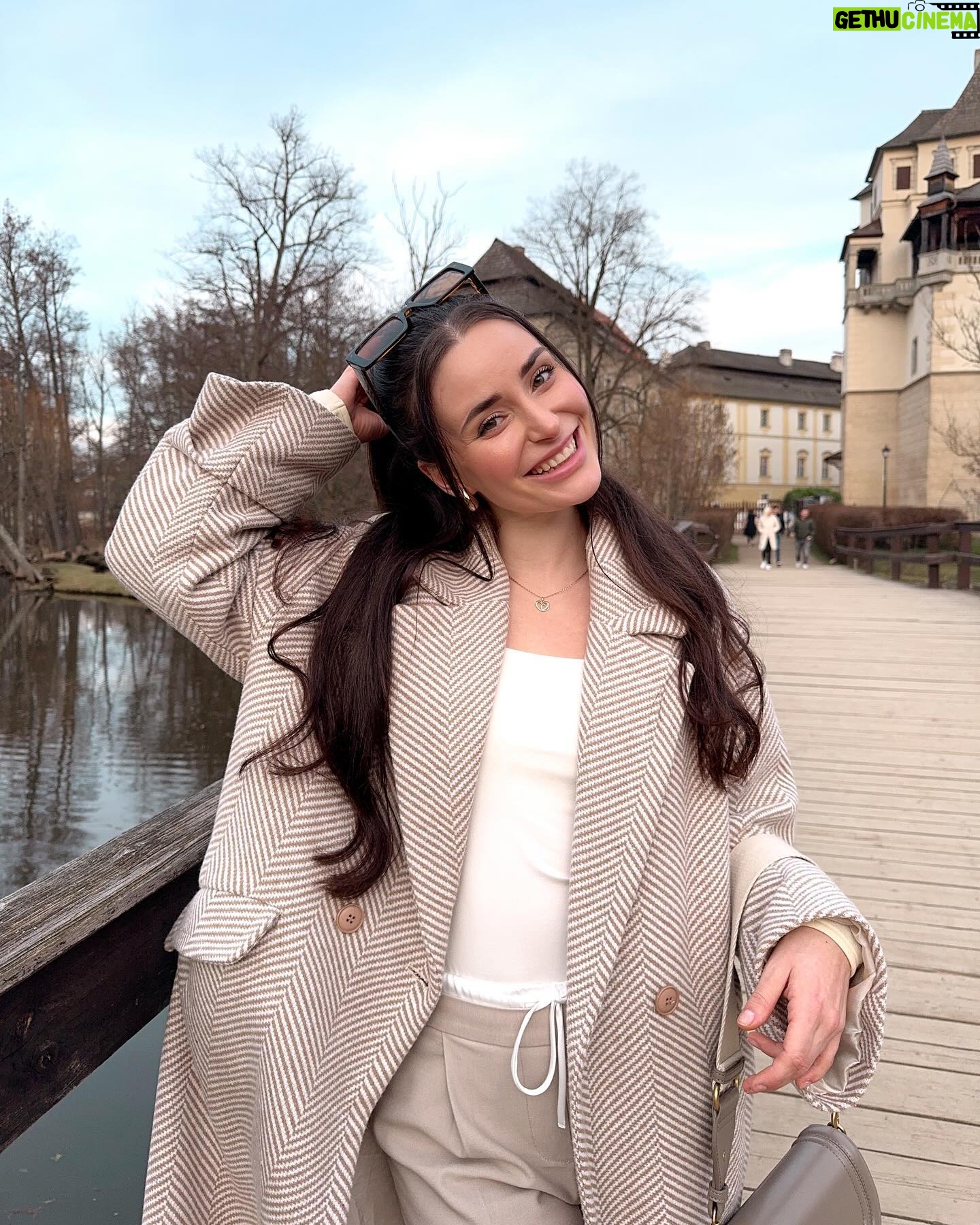 Anna Šulcová Instagram - Máme to tu krásný 🇨🇿 Zámek Blatná, který je cca hoďku a čtvrt od Prahy je must visit místem! Vstup do areálu parku stojí 50Kč, můžete tam potkat spoustu daňků a třeba je i nakrmit, pokud chtějí! Mají rádi mrkve a jablíčka! 🥕🍎 Byl to moc hezký výlet! Jen už by se mohlo trochu oteplit! Odpočítávám dny a hodiny do léta ☀️ PS: Tenhle výlet byl součástí mého narozeninového dárku a už zítra vyjde vlog z mých narozenin na mém youtube😚