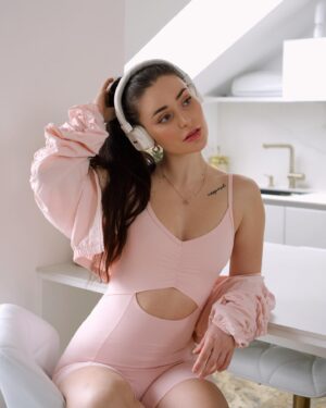 Anna Šulcová Instagram - in my fitness aesthetic era 🩰🤍🎀   tennis girlie🎾

*spolupráce s @tezenisofficial a jejich novou fitness kolekcí, ve které je i tenhle boží růžový overal 💕