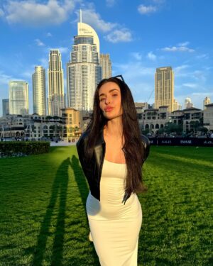 Anna Šulcová Instagram - she dyed her hair and went do Dubai 🇦🇪