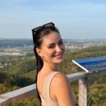 Anna Šulcová Instagram – první podzimní procházka u Prahy v krásné rezervaci Šance, kam jsme chodili hlavně v covidu, protože tam je nádherná příroda & výhledy 🧸🍂🤍

ps: chudák kuba, kterej musel fotit:D