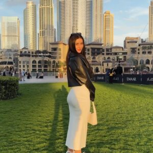 Anna Šulcová Instagram - she dyed her hair and went do Dubai 🇦🇪