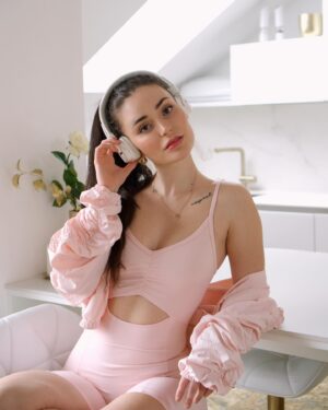 Anna Šulcová Instagram - in my fitness aesthetic era 🩰🤍🎀   tennis girlie🎾

*spolupráce s @tezenisofficial a jejich novou fitness kolekcí, ve které je i tenhle boží růžový overal 💕