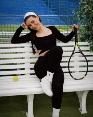 Anna Šulcová Instagram - in my fitness aesthetic era 🩰🤍🎀   tennis girlie🎾

*spolupráce s @tezenisofficial a jejich novou fitness kolekcí, ve které je i tenhle boží růžový overal 💕
