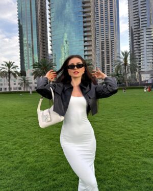 Anna Šulcová Instagram - she dyed her hair and went do Dubai 🇦🇪