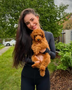 Anna Šulcová Instagram - Už skoro měsíc jsem před vámi něco tajila… Tohle je Theo ♥️🐶
Netušila jsem, kolik lásky a štěstí může tak malý tvoreček do života přinést! Vždy jsem pejsky milovala, ale nevěděla jsem, jaký je pocit starat se o vlastního od úplného dětství! Je to něco nepopsatelného, ale věřím, že mě pejkaři moc dobře chápou! Jsem šťastná, že můžu být psí mamka a věř mi, Teoušku, že tě budu milovat celým svým srdcem a starat se o tebe jak nejlíp budu moct♥️
