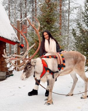 Anna Šulcová Instagram - Nejkrásnější vánoční zážitek!✨🤍🎄Celý výlet vloguju a připravuju si tím zároveň 1. vlogmas 2023 ❣️ 
btw: Paní nám říkala, že tihle 2 sobíci se prý rádi mazlí a nechávají se hladit, takže jsme měli velkou radost! 🫎