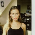 Anna Šulcová Instagram - If I was in 90s 🪩💃🏼 no, AI dokáže fakt zajímavé věci :D Přijde mi, že si nejsem moc podobná, ale je to cool! Schválně mi napište, kde to vypadá nejvíc jak já! Podle mě fotka číslo 2 & 4 👀 Jako dítě roku 1999 jsem si k té době moc nepřičichla, ale předpokládám, že takhle nějak vypadala moje maminka, protože mi každý říká, že jsem na ni podobná, ačkoliv já to vůbec nevidím :D