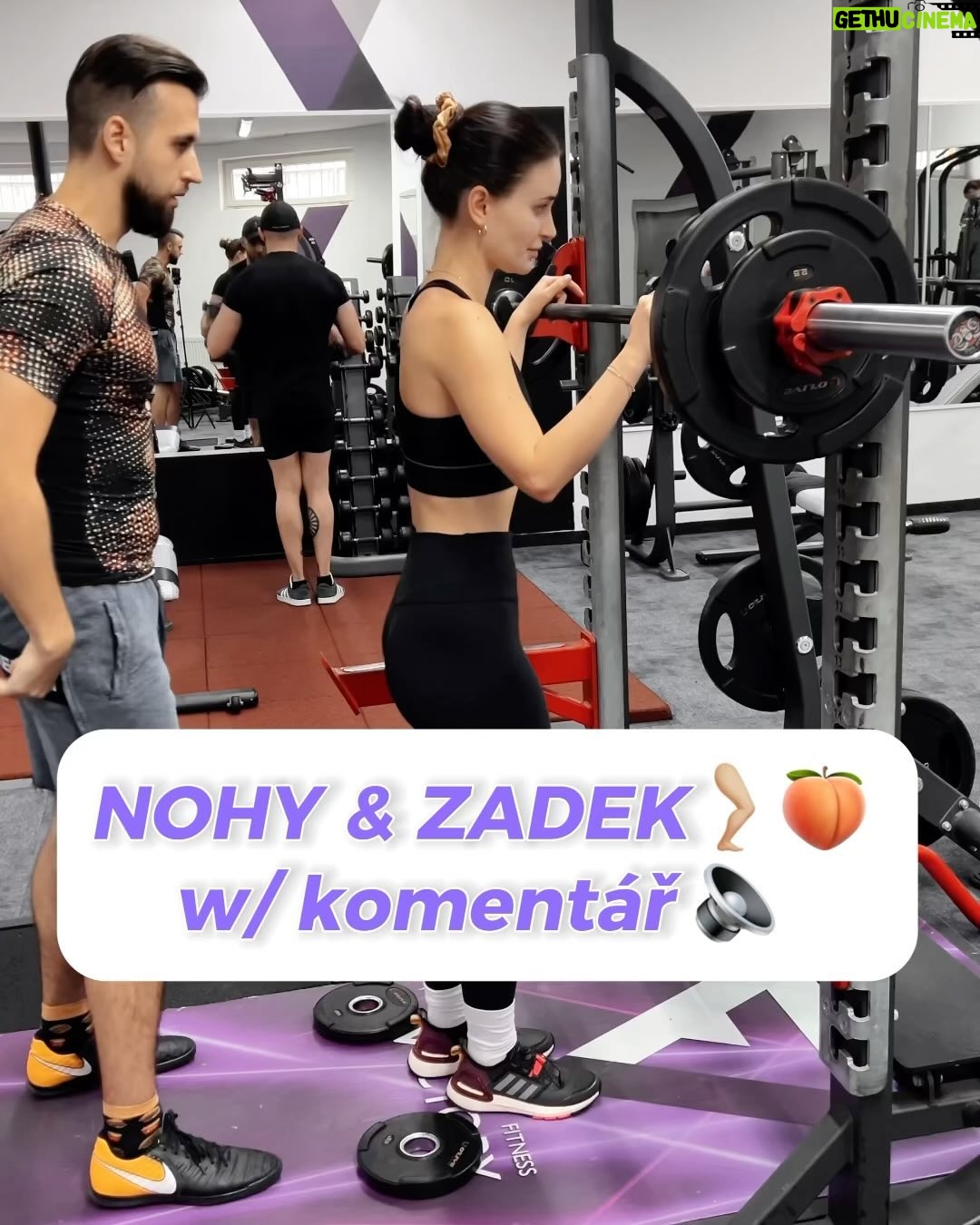 Anna Šulcová Instagram - Mrkněte na náš trénink zadku a nohou💪🏼🎁
Zapněte zvuk, Pavel komentuje 🔈 Po zahřátí a rozcvičení 1) Dřepy (širší stoj rozkročný) - 3x 8-10 opakování
2) RDL s jednoručkami - 3x 12 opakování 3) Single leg dřep na lavici - 3x 12 opakování každá noha
4) Roznožování na stroji v předklonu - 3x 15 opakování
5) Zakopávání vleže - 3x 12 opakování 6) Hip Thrust s velkou činkou - 3x 12 opakování Pauzy 60-120 vteřin..
Trénink je docela fuška, ale super!💪🏼