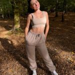 Anna Šulcová Instagram – první podzimní procházka u Prahy v krásné rezervaci Šance, kam jsme chodili hlavně v covidu, protože tam je nádherná příroda & výhledy 🧸🍂🤍

ps: chudák kuba, kterej musel fotit:D