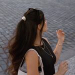 Anna Šulcová Instagram – Podzimní Praha, podzimní outfit a krásné šperky od @pandoraofficial! Miluju kombinovat různé varianty a stojím si zatím, že můžete mít úplně simple outfit,
ale právě šperky tomu přidají ten šmrnc🩷🎀💍
#momentswithpandora #shotforpandora #ad