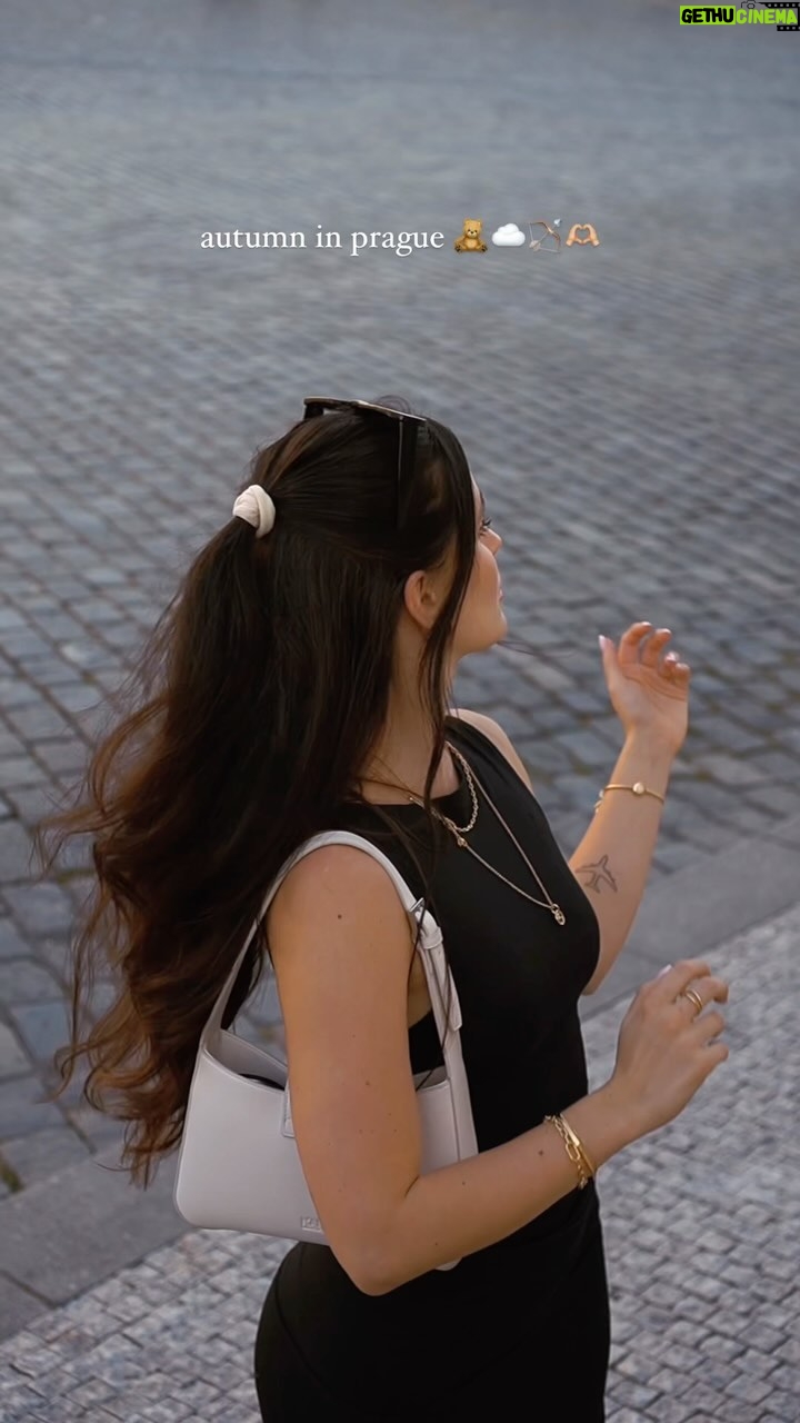 Anna Šulcová Instagram - Podzimní Praha, podzimní outfit a krásné šperky od @pandoraofficial! Miluju kombinovat různé varianty a stojím si zatím, že můžete mít úplně simple outfit, ale právě šperky tomu přidají ten šmrnc🩷🎀💍 #momentswithpandora #shotforpandora #ad