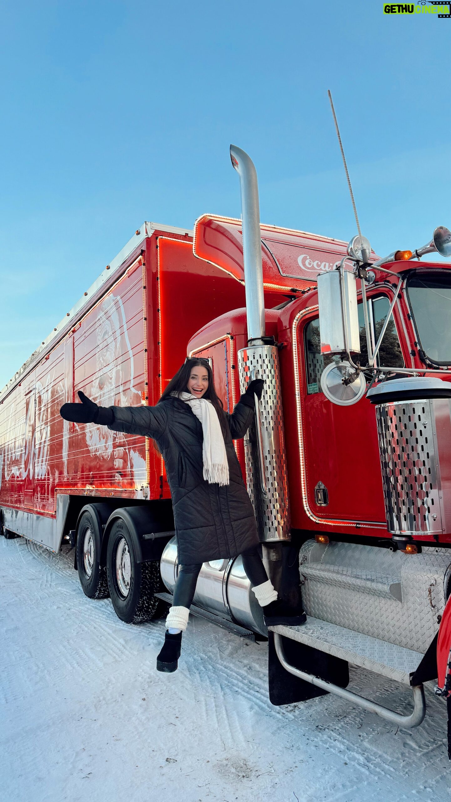 Anna Šulcová Instagram - Výlet do finského 🇫🇮 Rovaniemi a Santovy vesničky v rámci ukázky nové vánoční kampaně od @cocacolaczsk ♥️ Byl to neskutečný zážitek! Tady máte menší sestřih, ale více bude ve vlogmasu, na který se moc těším 😚 #cocacolaczsk #spolupráce
