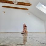 Anna Šulcová Instagram – EMPTY HOUSE TOUR 🏡 právě online na mém youtube kanále!
1) Tohle je úplně první fotka, kterou jsem tam vyfotila!
2) Adam má pohodu ve vano-vířivce 🛁
3) Víc uvidíte na youtube 🎥