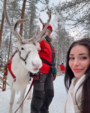 Anna Šulcová Instagram - Nejkrásnější vánoční zážitek!✨🤍🎄Celý výlet vloguju a připravuju si tím zároveň 1. vlogmas 2023 ❣️ 
btw: Paní nám říkala, že tihle 2 sobíci se prý rádi mazlí a nechávají se hladit, takže jsme měli velkou radost! 🫎