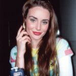 Anna Šulcová Instagram - If I was in 90s 🪩💃🏼 no, AI dokáže fakt zajímavé věci :D Přijde mi, že si nejsem moc podobná, ale je to cool! Schválně mi napište, kde to vypadá nejvíc jak já! Podle mě fotka číslo 2 & 4 👀 Jako dítě roku 1999 jsem si k té době moc nepřičichla, ale předpokládám, že takhle nějak vypadala moje maminka, protože mi každý říká, že jsem na ni podobná, ačkoliv já to vůbec nevidím :D