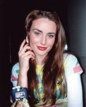Anna Šulcová Instagram - If I was in 90s 🪩💃🏼 
no, AI dokáže fakt zajímavé věci :D Přijde mi, že si nejsem moc podobná, ale je to cool! Schválně mi napište, kde to vypadá nejvíc jak já! Podle mě fotka číslo 2 & 4 👀
Jako dítě roku 1999 jsem si k té době moc nepřičichla, ale předpokládám, že takhle nějak vypadala moje maminka, protože mi každý říká, že jsem na ni podobná, ačkoliv já to vůbec nevidím :D