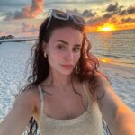 Anna Šulcová Instagram - Jste tým ZÁPAD nebo VÝCHOD slunce? 🌅 já rozhodně západ ☀️ @coracoramaldives @luxusni_dovolena.cz