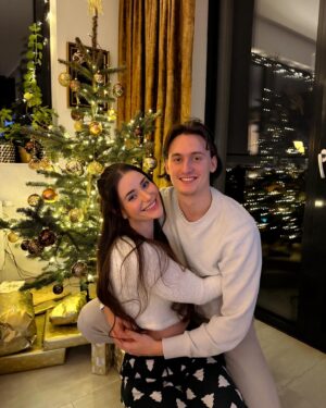 Anna Šulcová Instagram - Letošní Vánoce trávíme poprvé společně♥️ To je pro nás nejdůležitější. Díky tomu jsme ty Vánoce měli dokonce čtvery v jeden den. Objet všechny rodiny a příbuzné byl docela zážitek! Vážíme si každé chvíle, co spolu můžeme být. Není to samozřejmost🎄🤍
