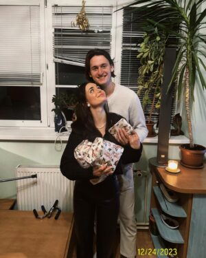 Anna Šulcová Instagram - Letošní Vánoce trávíme poprvé společně♥️ To je pro nás nejdůležitější. Díky tomu jsme ty Vánoce měli dokonce čtvery v jeden den. Objet všechny rodiny a příbuzné byl docela zážitek! Vážíme si každé chvíle, co spolu můžeme být. Není to samozřejmost🎄🤍