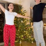 Anna Šulcová Instagram – Naše druhé Vánoce, ale naše první SPOLEČNÉ Vánoce s vlastním stromečkem ♥️🎄   Na youtube vyšel další VLOGMAS, kde stromek zdobíme a stalo se tam pár (dost) failů 😅
