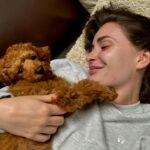 Anna Šulcová Instagram - Už skoro měsíc jsem před vámi něco tajila… Tohle je Theo ♥️🐶 Netušila jsem, kolik lásky a štěstí může tak malý tvoreček do života přinést! Vždy jsem pejsky milovala, ale nevěděla jsem, jaký je pocit starat se o vlastního od úplného dětství! Je to něco nepopsatelného, ale věřím, že mě pejkaři moc dobře chápou! Jsem šťastná, že můžu být psí mamka a věř mi, Teoušku, že tě budu milovat celým svým srdcem a starat se o tebe jak nejlíp budu moct♥️