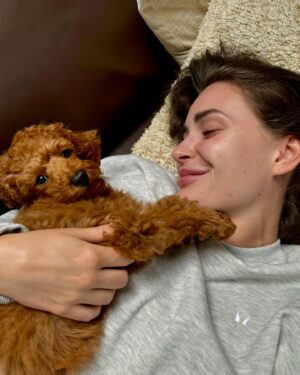 Anna Šulcová Instagram - Už skoro měsíc jsem před vámi něco tajila… Tohle je Theo ♥️🐶
Netušila jsem, kolik lásky a štěstí může tak malý tvoreček do života přinést! Vždy jsem pejsky milovala, ale nevěděla jsem, jaký je pocit starat se o vlastního od úplného dětství! Je to něco nepopsatelného, ale věřím, že mě pejkaři moc dobře chápou! Jsem šťastná, že můžu být psí mamka a věř mi, Teoušku, že tě budu milovat celým svým srdcem a starat se o tebe jak nejlíp budu moct♥️