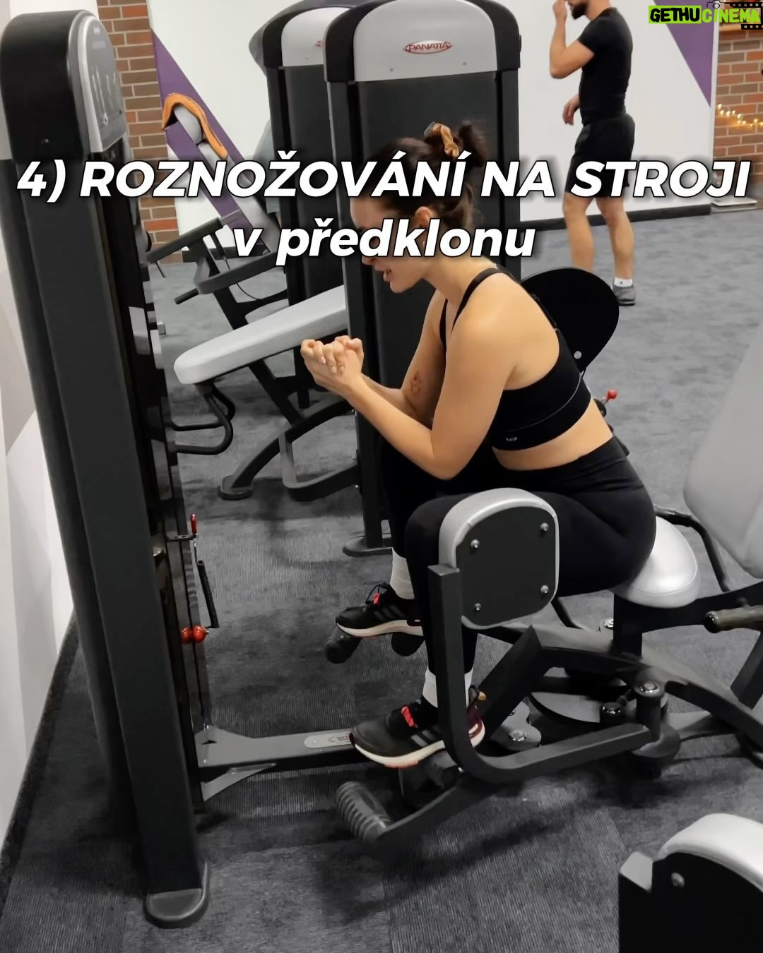 Anna Šulcová Instagram - Mrkněte na náš trénink zadku a nohou💪🏼🎁
Zapněte zvuk, Pavel komentuje 🔈 Po zahřátí a rozcvičení 1) Dřepy (širší stoj rozkročný) - 3x 8-10 opakování
2) RDL s jednoručkami - 3x 12 opakování 3) Single leg dřep na lavici - 3x 12 opakování každá noha
4) Roznožování na stroji v předklonu - 3x 15 opakování
5) Zakopávání vleže - 3x 12 opakování 6) Hip Thrust s velkou činkou - 3x 12 opakování Pauzy 60-120 vteřin..
Trénink je docela fuška, ale super!💪🏼
