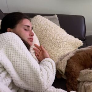 Anna Šulcová Instagram - Už skoro měsíc jsem před vámi něco tajila… Tohle je Theo ♥️🐶
Netušila jsem, kolik lásky a štěstí může tak malý tvoreček do života přinést! Vždy jsem pejsky milovala, ale nevěděla jsem, jaký je pocit starat se o vlastního od úplného dětství! Je to něco nepopsatelného, ale věřím, že mě pejkaři moc dobře chápou! Jsem šťastná, že můžu být psí mamka a věř mi, Teoušku, že tě budu milovat celým svým srdcem a starat se o tebe jak nejlíp budu moct♥️