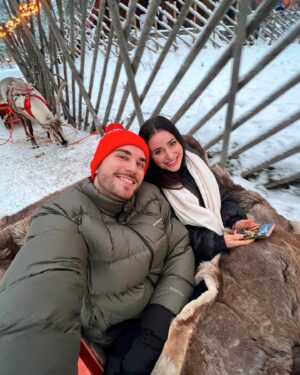 Anna Šulcová Instagram - Nejkrásnější vánoční zážitek!✨🤍🎄Celý výlet vloguju a připravuju si tím zároveň 1. vlogmas 2023 ❣️ 
btw: Paní nám říkala, že tihle 2 sobíci se prý rádi mazlí a nechávají se hladit, takže jsme měli velkou radost! 🫎