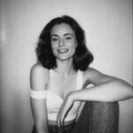 Anna Šulcová Instagram - If I was in 90s 🪩💃🏼 no, AI dokáže fakt zajímavé věci :D Přijde mi, že si nejsem moc podobná, ale je to cool! Schválně mi napište, kde to vypadá nejvíc jak já! Podle mě fotka číslo 2 & 4 👀 Jako dítě roku 1999 jsem si k té době moc nepřičichla, ale předpokládám, že takhle nějak vypadala moje maminka, protože mi každý říká, že jsem na ni podobná, ačkoliv já to vůbec nevidím :D