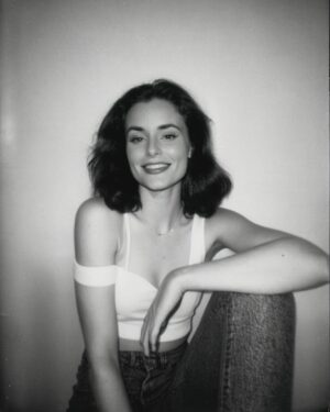 Anna Šulcová Instagram - If I was in 90s 🪩💃🏼 
no, AI dokáže fakt zajímavé věci :D Přijde mi, že si nejsem moc podobná, ale je to cool! Schválně mi napište, kde to vypadá nejvíc jak já! Podle mě fotka číslo 2 & 4 👀
Jako dítě roku 1999 jsem si k té době moc nepřičichla, ale předpokládám, že takhle nějak vypadala moje maminka, protože mi každý říká, že jsem na ni podobná, ačkoliv já to vůbec nevidím :D