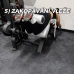 Anna Šulcová Instagram - Mrkněte na náš trénink zadku a nohou💪🏼🎁 Zapněte zvuk, Pavel komentuje 🔈 Po zahřátí a rozcvičení 1) Dřepy (širší stoj rozkročný) - 3x 8-10 opakování 2) RDL s jednoručkami - 3x 12 opakování 3) Single leg dřep na lavici - 3x 12 opakování každá noha 4) Roznožování na stroji v předklonu - 3x 15 opakování 5) Zakopávání vleže - 3x 12 opakování 6) Hip Thrust s velkou činkou - 3x 12 opakování Pauzy 60-120 vteřin..   Trénink je docela fuška, ale super!💪🏼