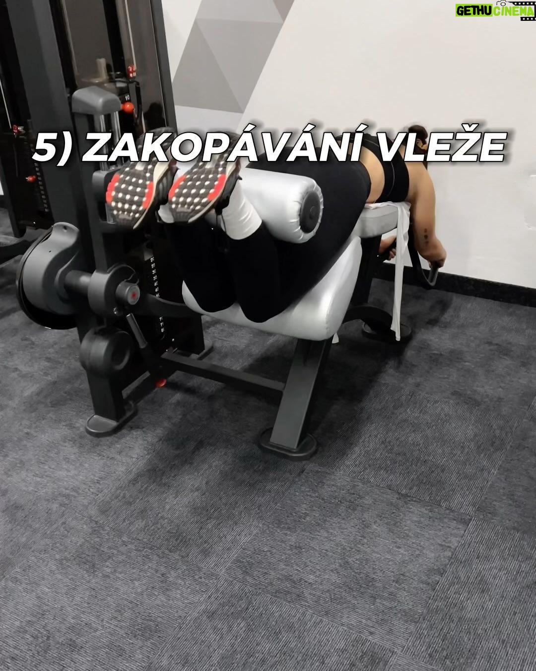 Anna Šulcová Instagram - Mrkněte na náš trénink zadku a nohou💪🏼🎁
Zapněte zvuk, Pavel komentuje 🔈 Po zahřátí a rozcvičení 1) Dřepy (širší stoj rozkročný) - 3x 8-10 opakování
2) RDL s jednoručkami - 3x 12 opakování 3) Single leg dřep na lavici - 3x 12 opakování každá noha
4) Roznožování na stroji v předklonu - 3x 15 opakování
5) Zakopávání vleže - 3x 12 opakování 6) Hip Thrust s velkou činkou - 3x 12 opakování Pauzy 60-120 vteřin..
Trénink je docela fuška, ale super!💪🏼